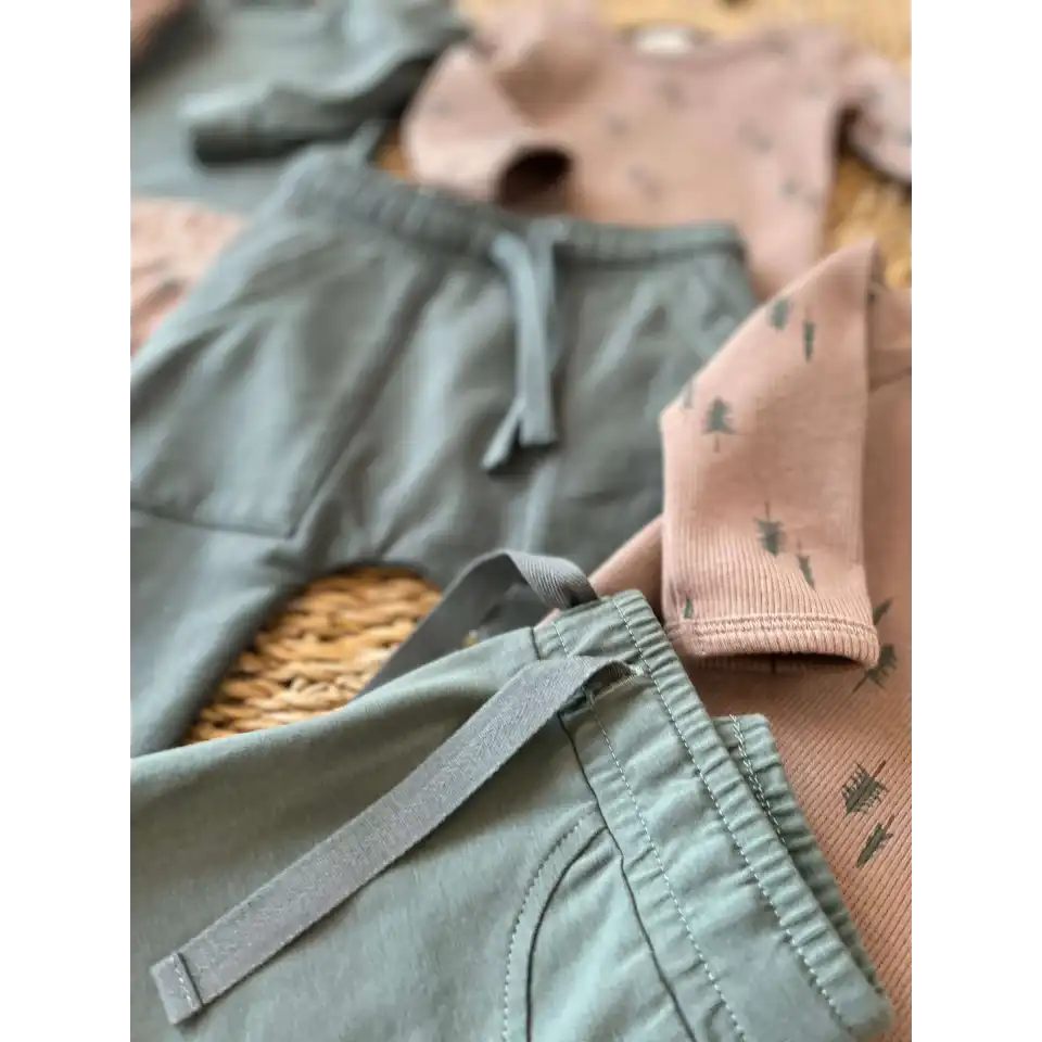 Pantaloni grosuți verzi cu buzunar pentru bebeluși