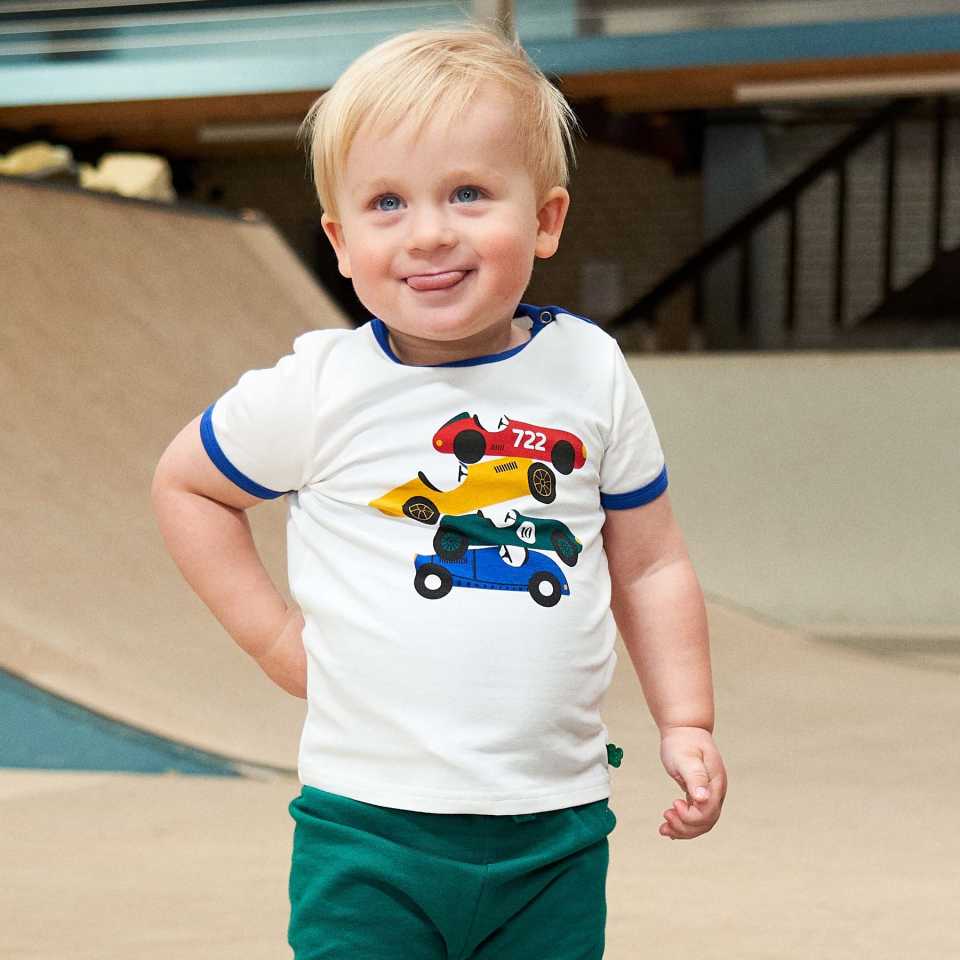 Tricou alb cu mânecă scurtă și imprimeu mașinuță