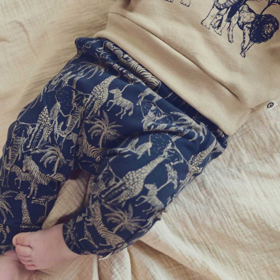 Pantaloni bleumarin cu imprimeu animale și palmieri